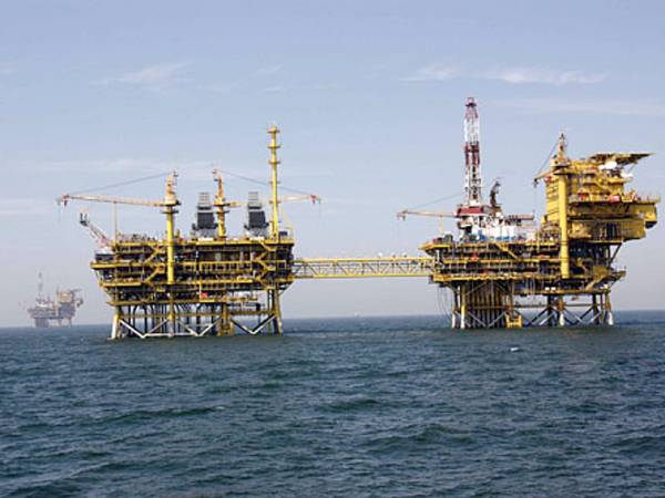 Oil and gas production field shown, where sintered mesh is applied.