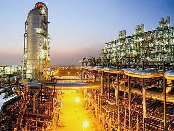 Petrochemical and refining processing site, where sintered filter elements can be taken as filter media.