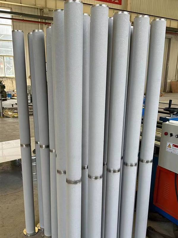 Multiple connected sintered powder filter elements placed vertically on the ground